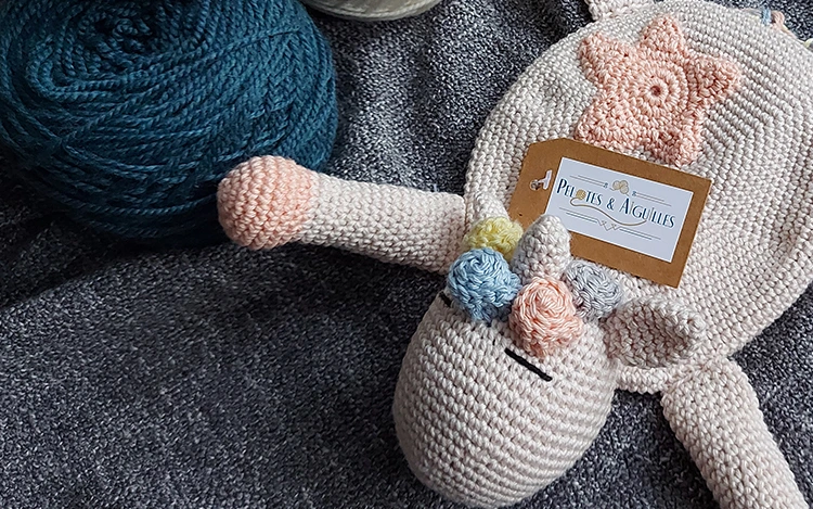 Picture of a single amigurumi with its label showing Pelotes & Aiguilles' logo