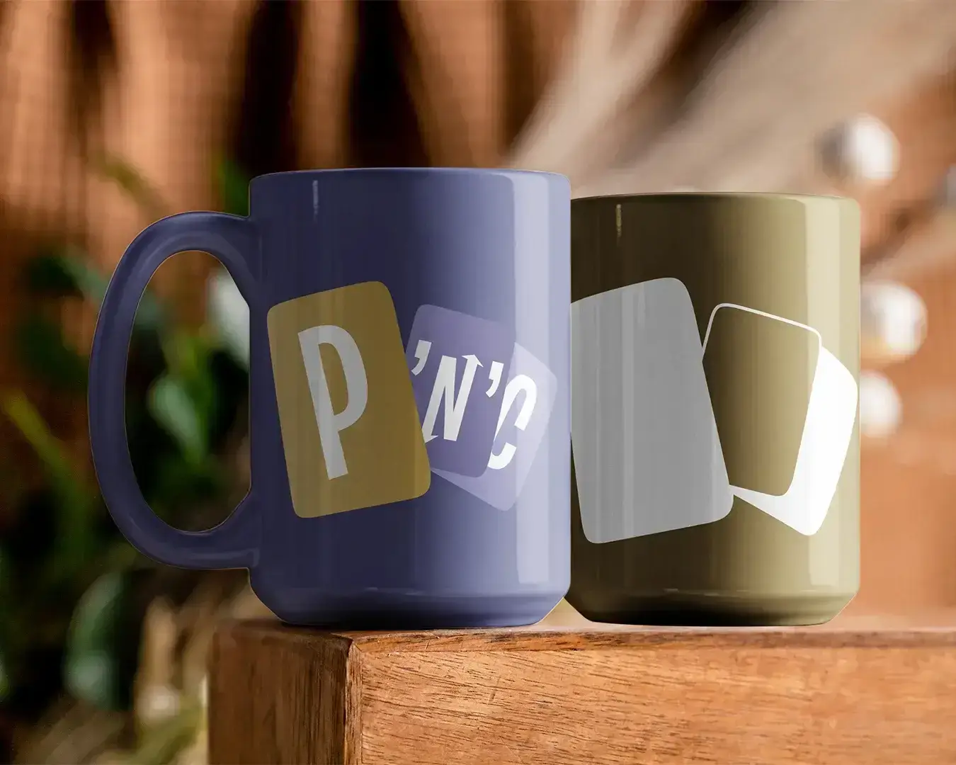 Mugs promotionnels Pick’N’Collect avec déclinaisons du logo doré et violet