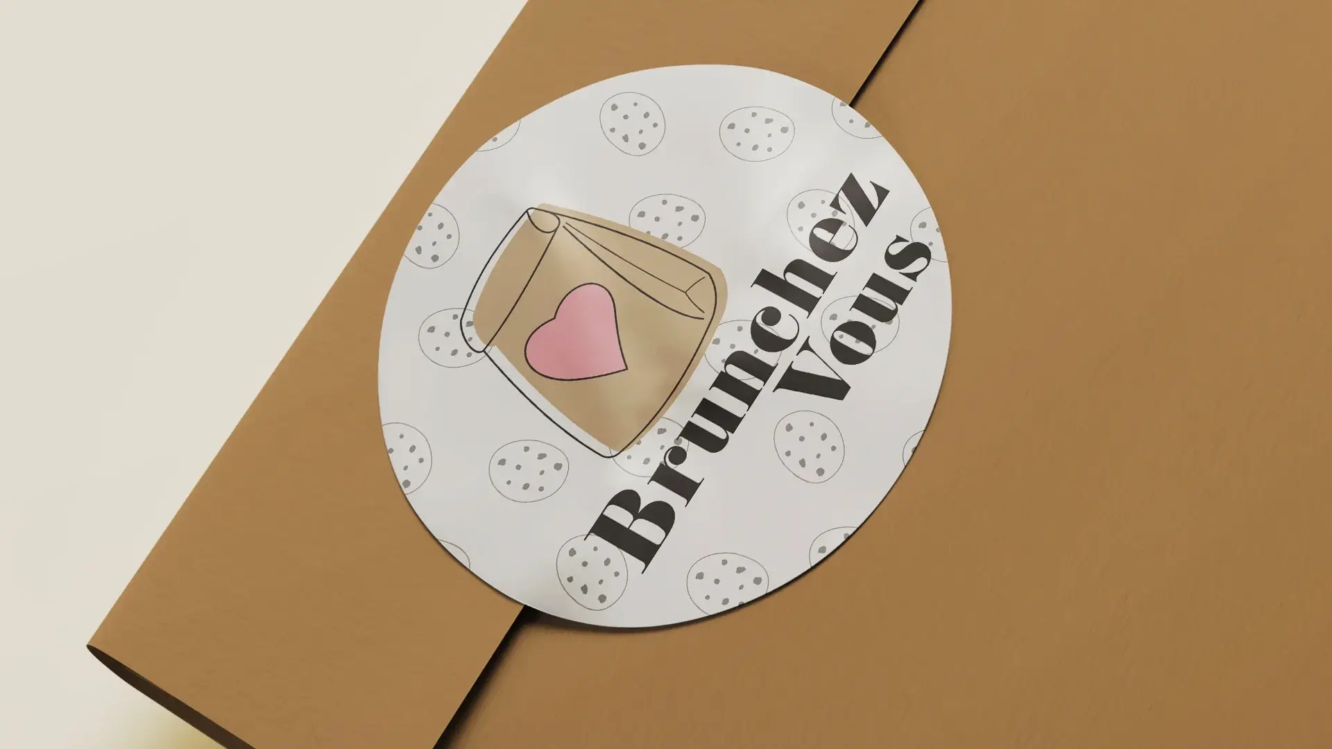 Autocollant rond Brunchez-vous apposé sur un emballage kraft.