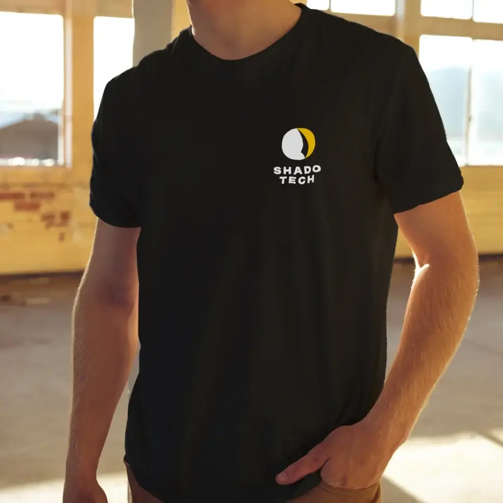 Image du logo de ShadoTech floqué sur un t-shirt noir.