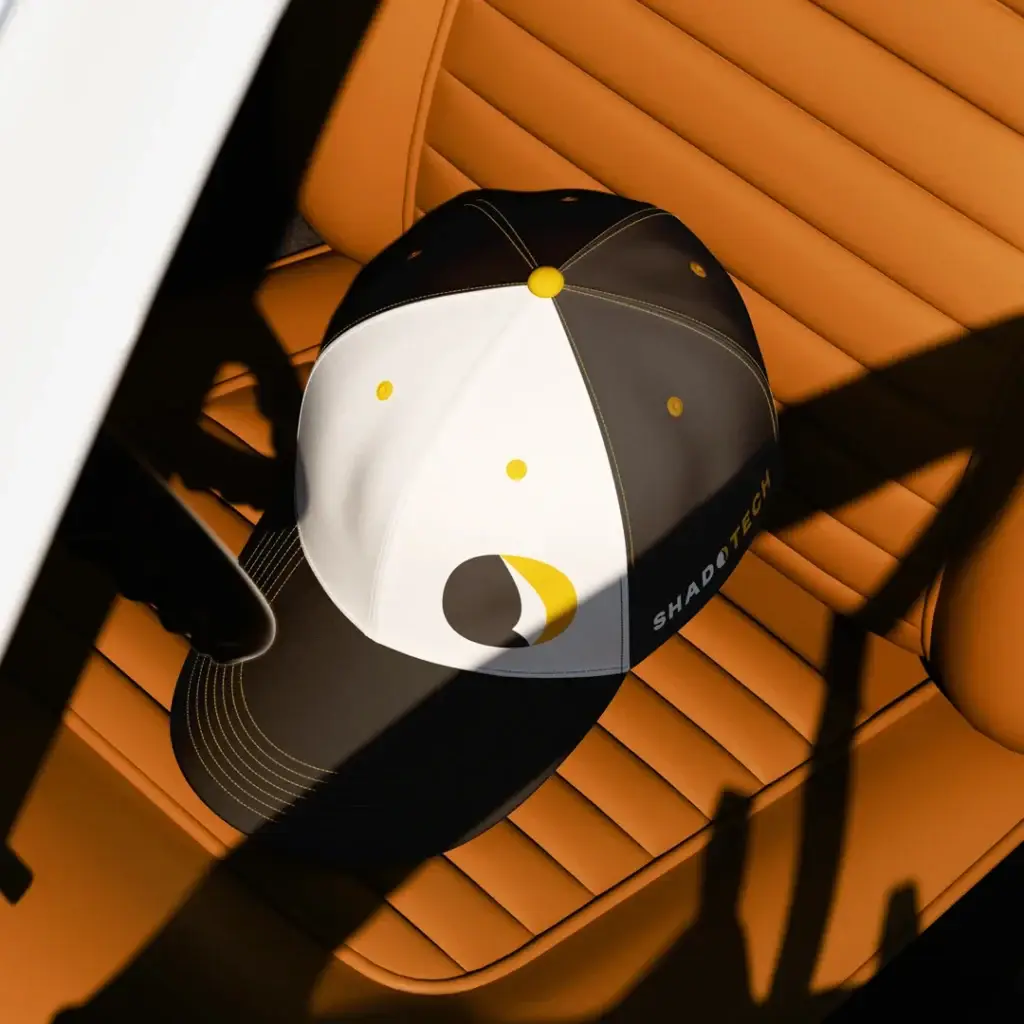 Image d'une casquette personnalisée aux couleurs de la marque ShadoTech.