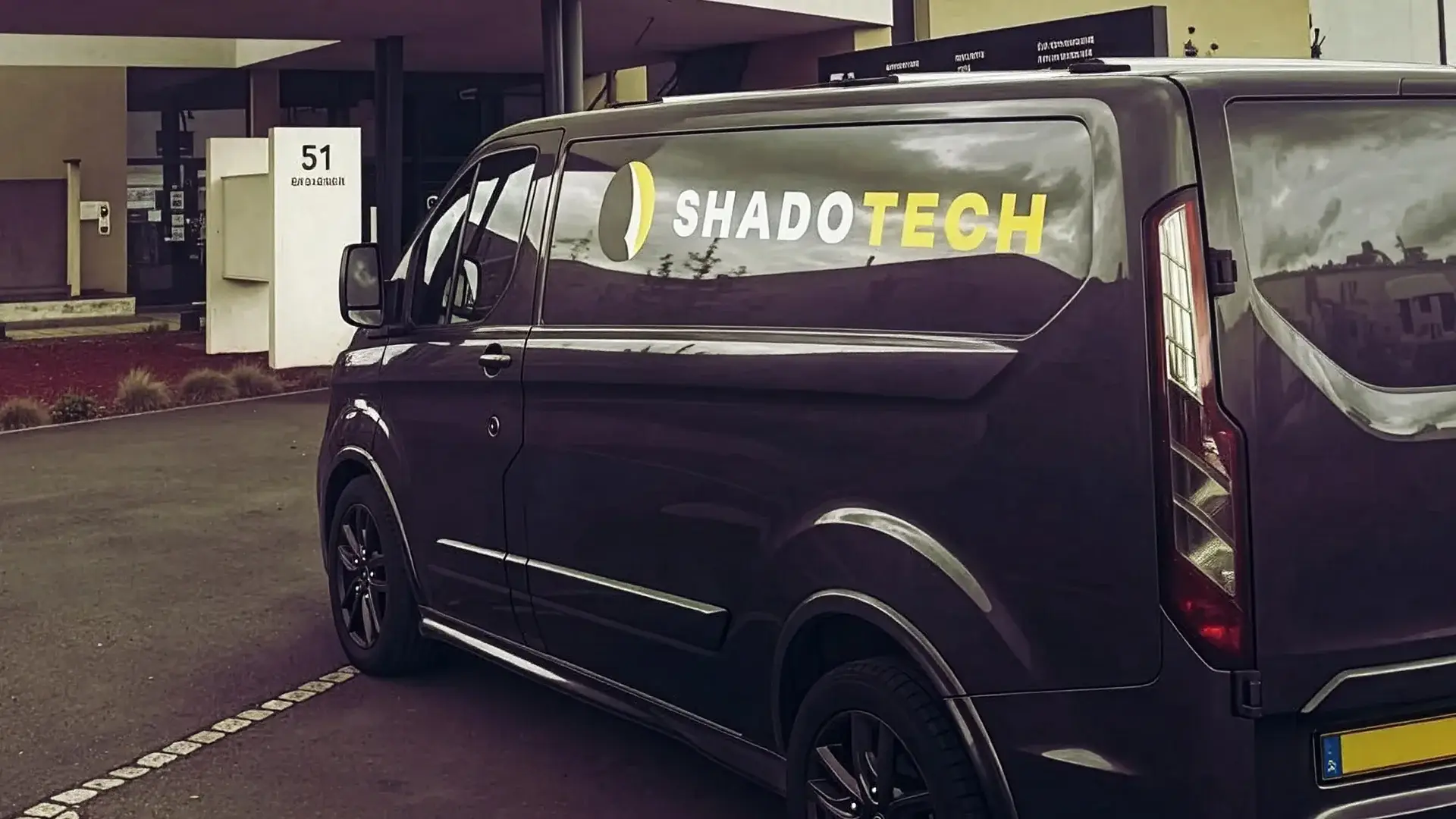 Photo du van de ShadoTech devant leurs locaux au Luxembourg