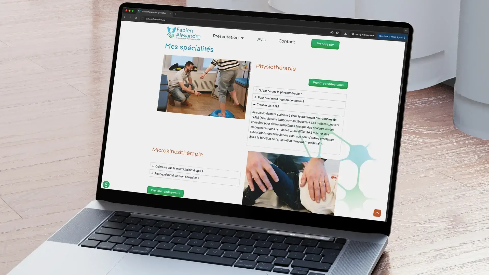 Création de site web affiché sur un ordinateur portable, présentant la page des spécialités.