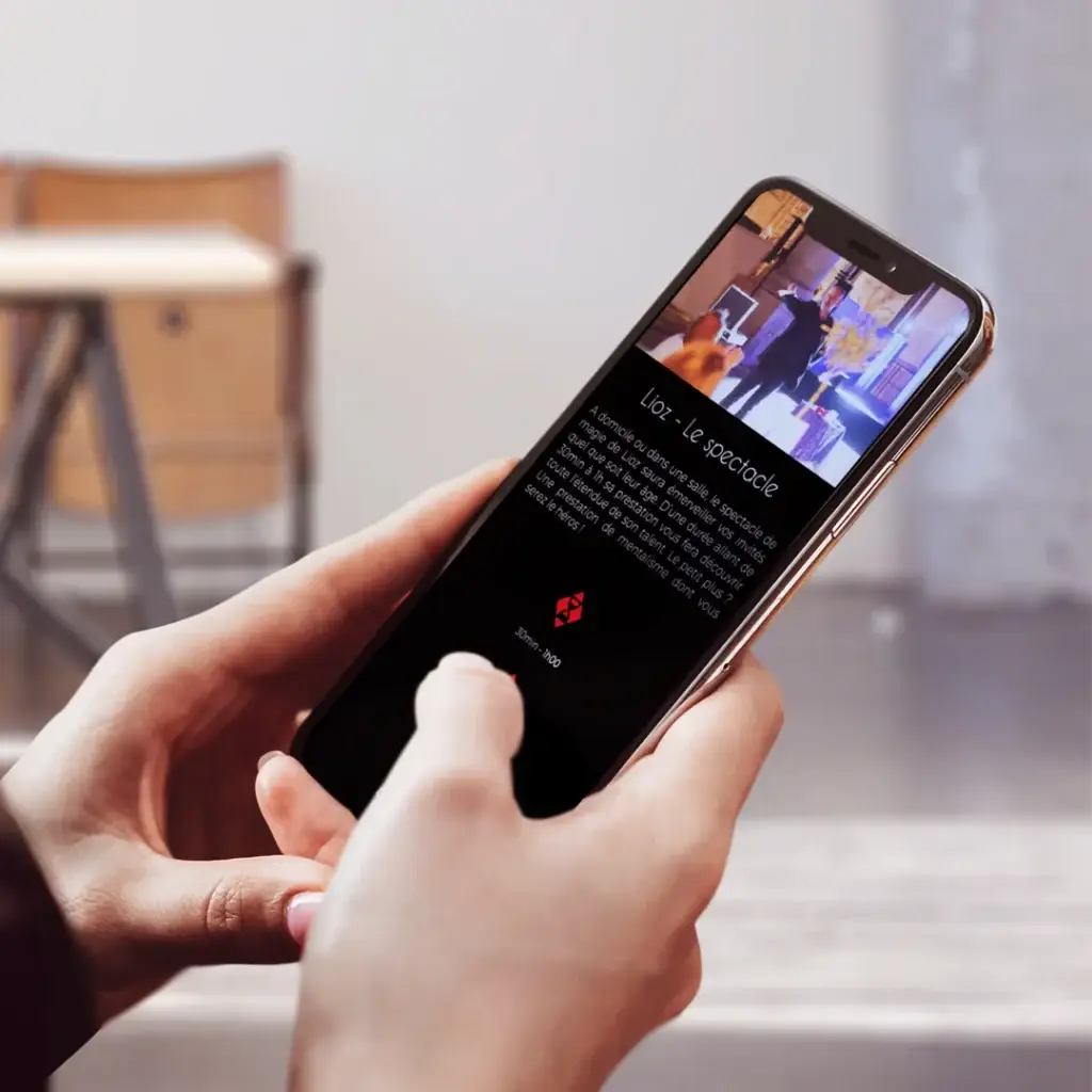 Navigation sur la version mobile du site du magicien Lioz présentant la page du spectacle sur smartphone.