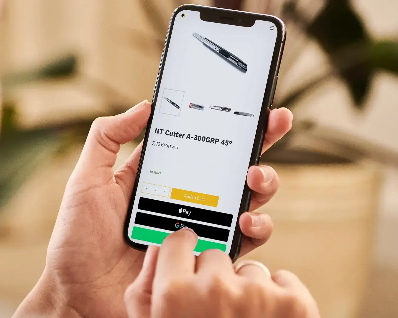 Main tenant un smartphone affichant une page produit du site ShadoTech Supplies