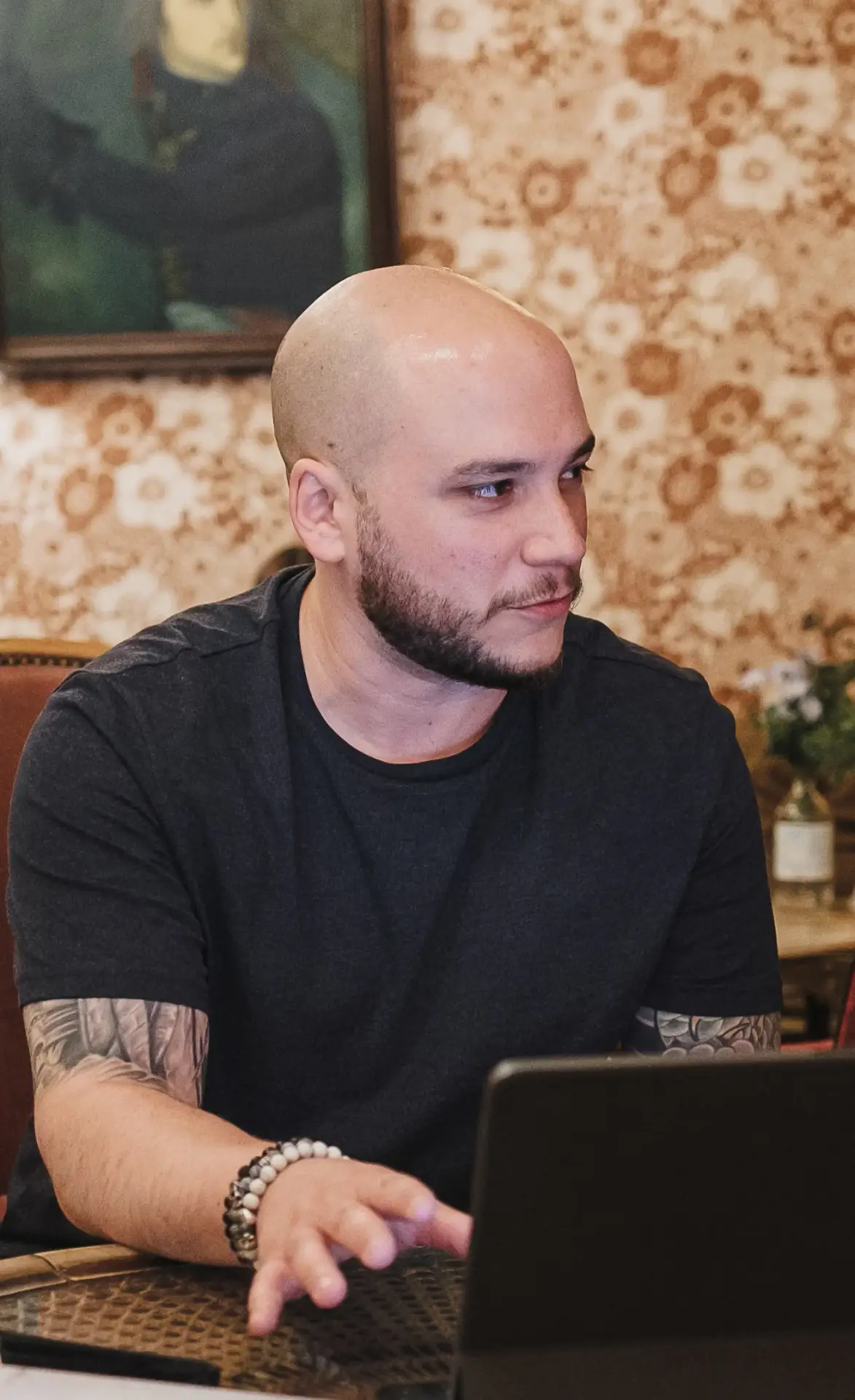 Dom, graphiste et webdesigner, en pleine discussion de travail devant son ordinateur.